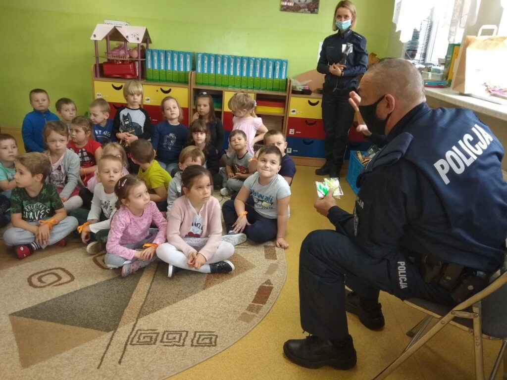 Policjanci opowiadający o bezpieczeństwie dzieciom